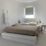 B&B Thronos