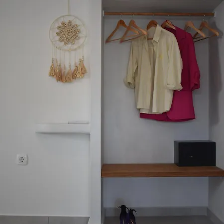 Thronos Bed & Breakfast Vlychada